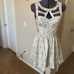 DO+BE Cream and Silver Patterned Fabric